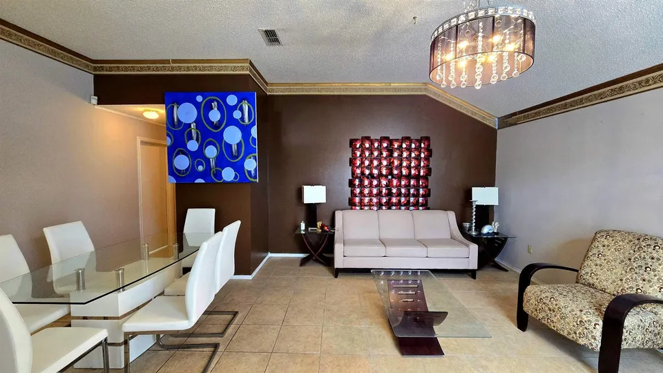 737-Royal-Palm_Laredo_TX_78045_M76340-09337
