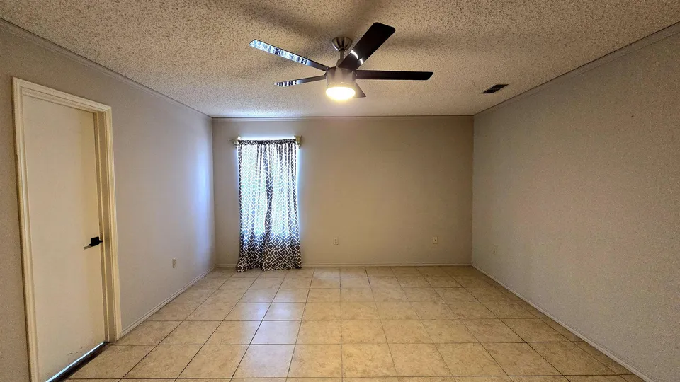 737-Royal-Palm_Laredo_TX_78045_M76340-09337