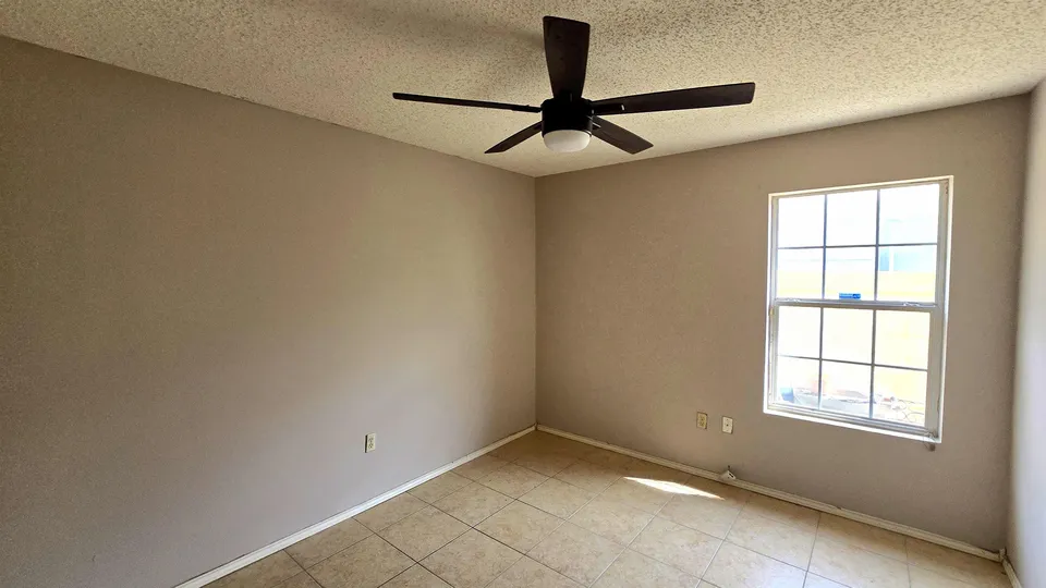 737-Royal-Palm_Laredo_TX_78045_M76340-09337