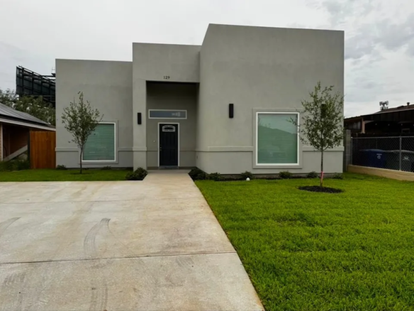 129-Asturias-Ave_Laredo_TX_78046_M77017-41518