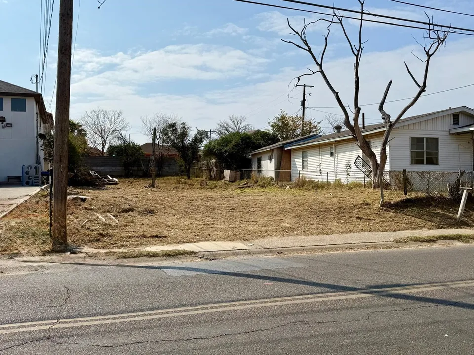 1003-E-Lyon-St_Laredo_TX_78040_M80495-67304