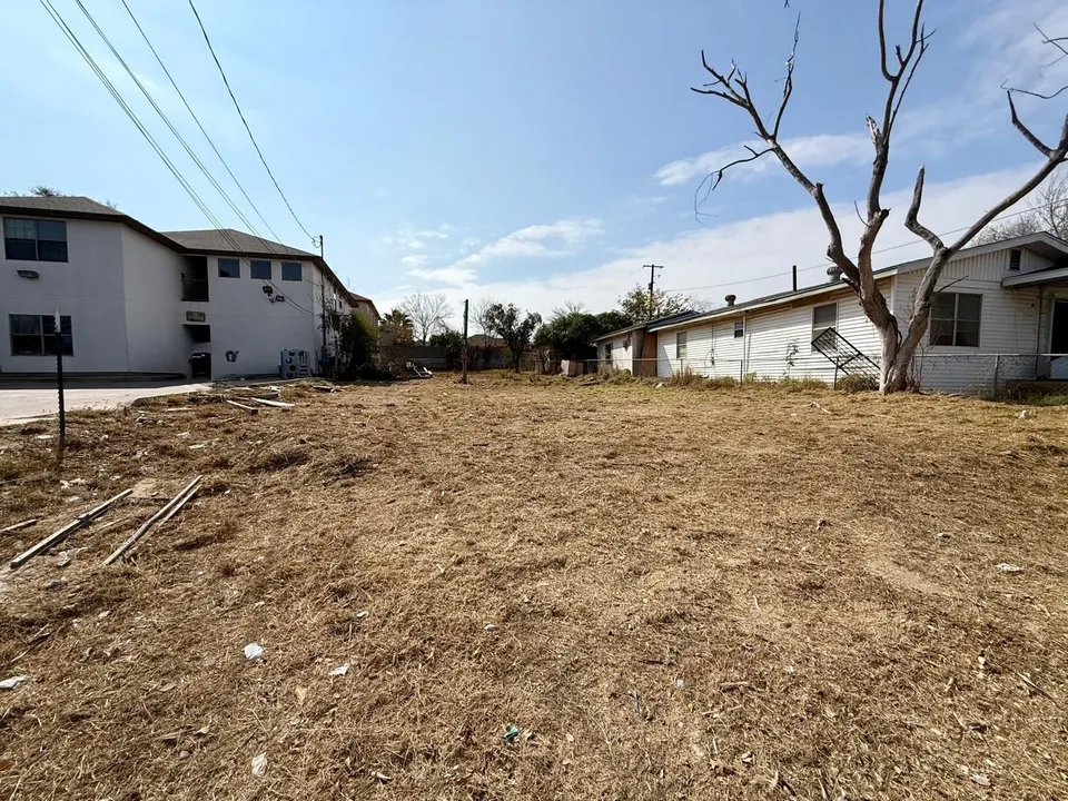 1003-E-Lyon-St_Laredo_TX_78040_M80495-67304