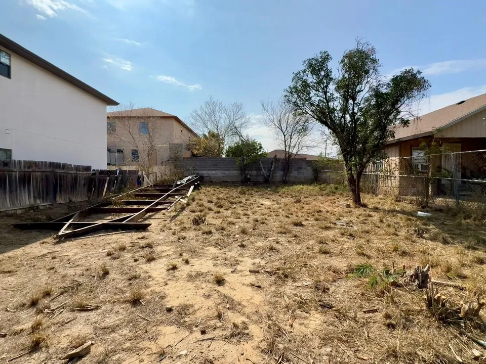1003-E-Lyon-St_Laredo_TX_78040_M80495-67304
