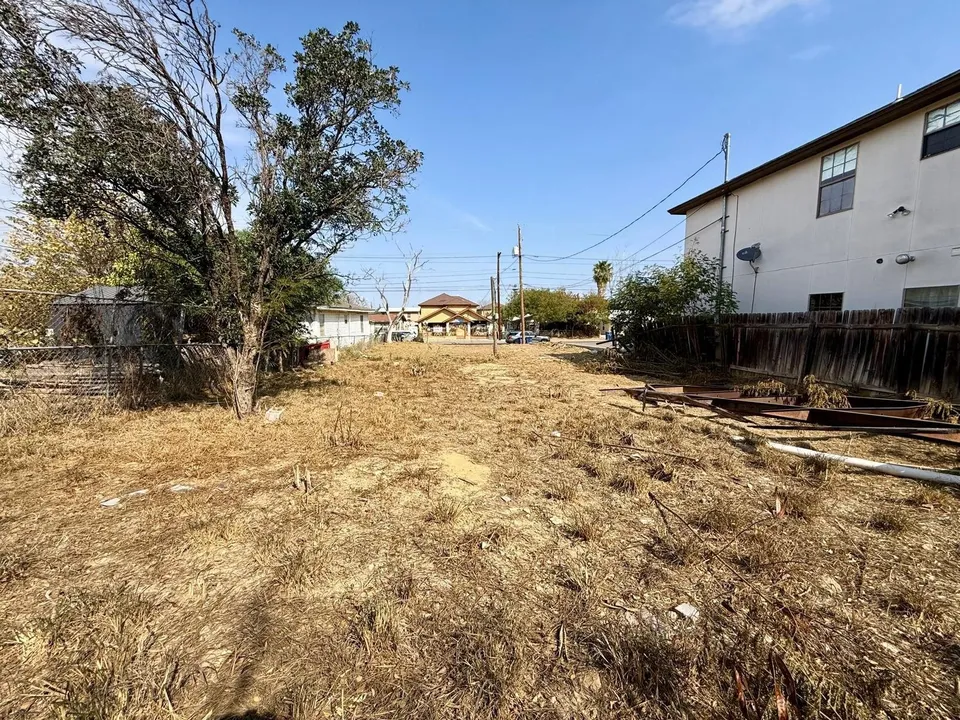 1003-E-Lyon-St_Laredo_TX_78040_M80495-67304
