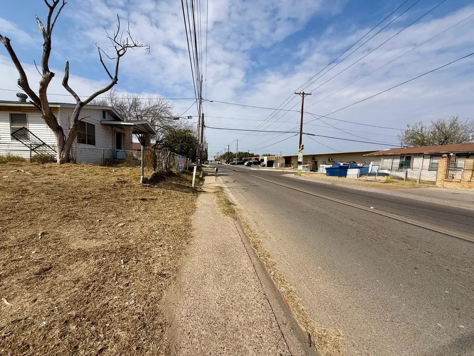 1003-E-Lyon-St_Laredo_TX_78040_M80495-67304