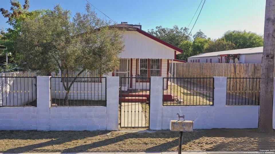 2507-Flores-Ave_Laredo_TX_78040_M78603-83674