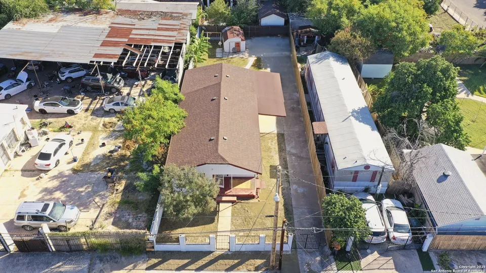 2507-Flores-Ave_Laredo_TX_78040_M78603-83674