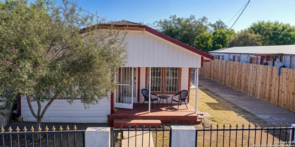 2507-Flores-Ave_Laredo_TX_78040_M78603-83674