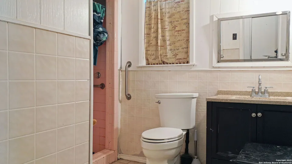 2507-Flores-Ave_Laredo_TX_78040_M78603-83674