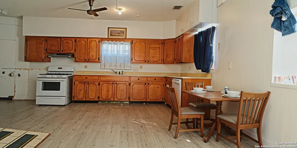 2507-Flores-Ave_Laredo_TX_78040_M78603-83674