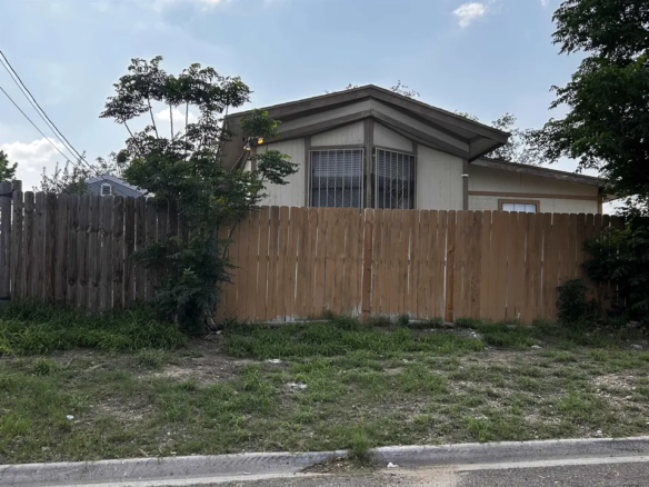 2818-N-Mendiola-Ave_Laredo_TX_78043_M71468-24670