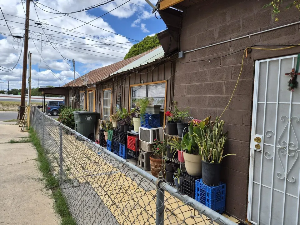 2215-San-Dario-Ave_Laredo_TX_78040_M73687-07527