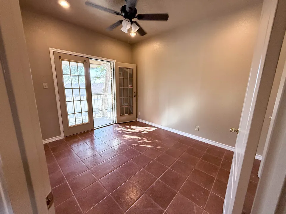 1401-E-Gustavus-St_Laredo_TX_78040_M74152-83598