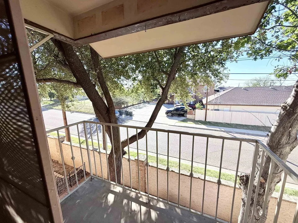 1401-E-Gustavus-St_Laredo_TX_78040_M74152-83598