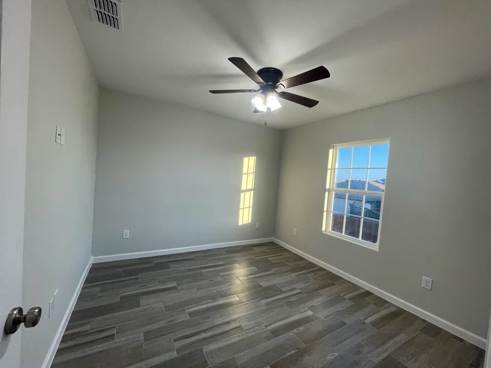 5527-Conroe-St_Laredo_TX_78046_M73835-66092