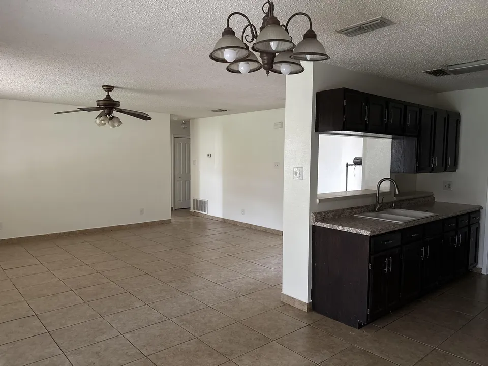 403-Carreta-Ct_Laredo_TX_78045_M80690-34647