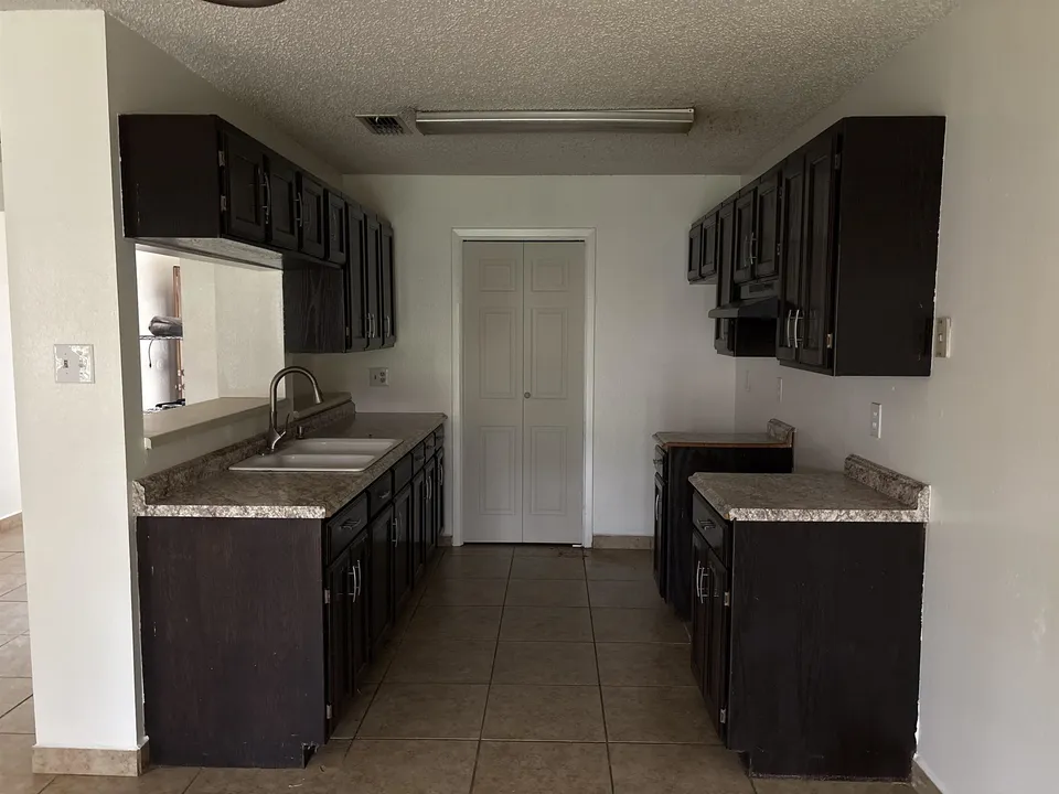 403-Carreta-Ct_Laredo_TX_78045_M80690-34647