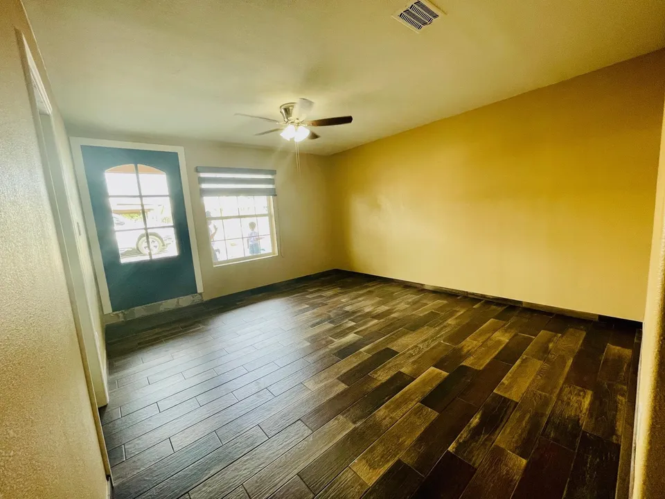4416-Flores-Ave_Laredo_TX_78041_M73736-63897