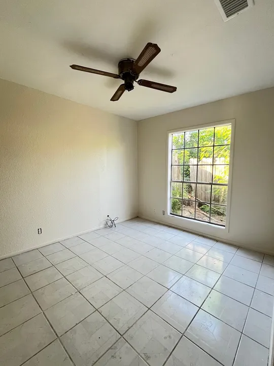 1618-Flores-Ave_Laredo_TX_78040_M74259-47649