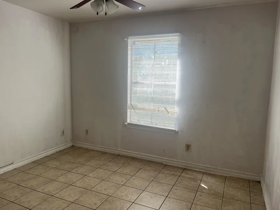 1618-Flores-Ave_Laredo_TX_78040_M74259-47649