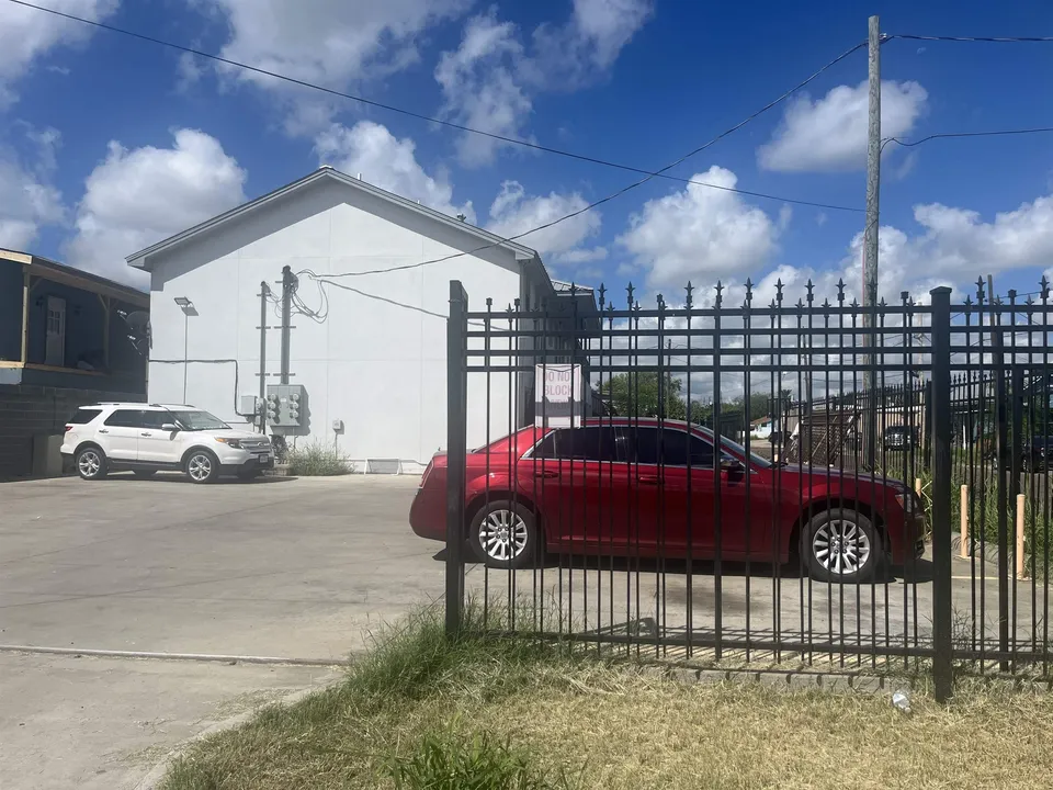 1618-Flores-Ave_Laredo_TX_78040_M74259-47649