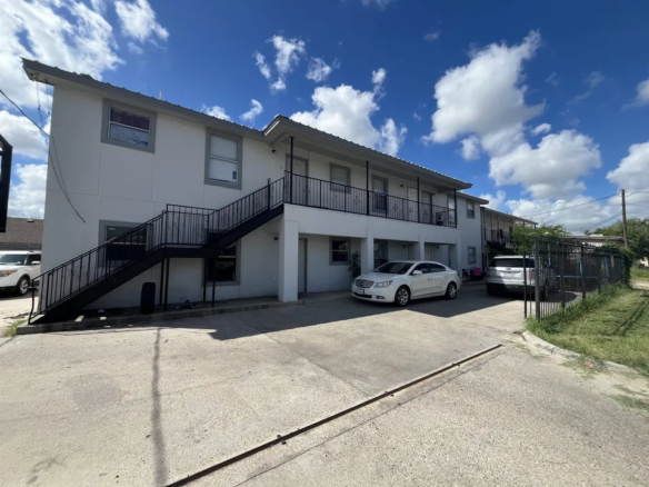 1618-Flores-Ave_Laredo_TX_78040_M74259-47649