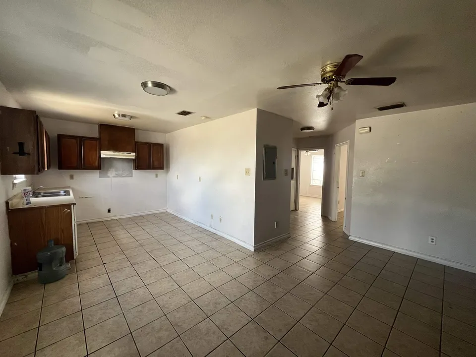 1618-Flores-Ave_Laredo_TX_78040_M74259-47649