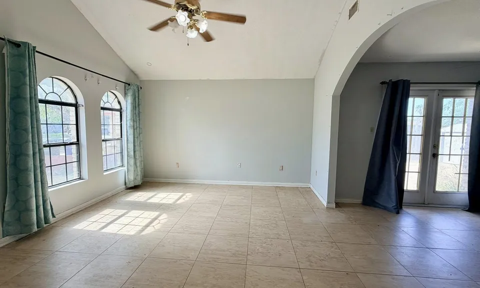 806-Cupid-Ln_Laredo_TX_78045_M82984-31010